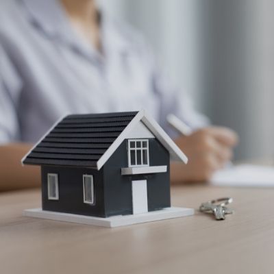 How Falling Rates Open Doors for Gig Workers in Vernon & Kelowna | Mortgages for Non-Traditional Income